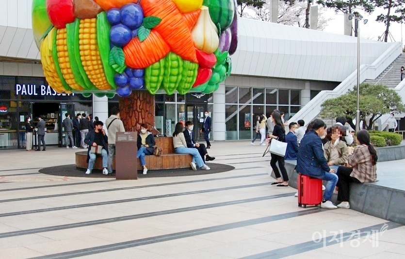 코엑스에서 서울지하철9호선으로 가는 광장. 사람들이 삼삼오오 무리를 지어 있다. 사진 오른쪽 세명은 마스크를 벗은채 대화하고 있다. 사진=김보람 기자