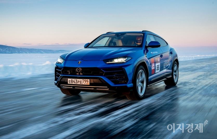 람보르기니 우루스가 바이칼 호수 빙판에서 최고 시속 298㎞로 주행했다. 사진=람보르기니