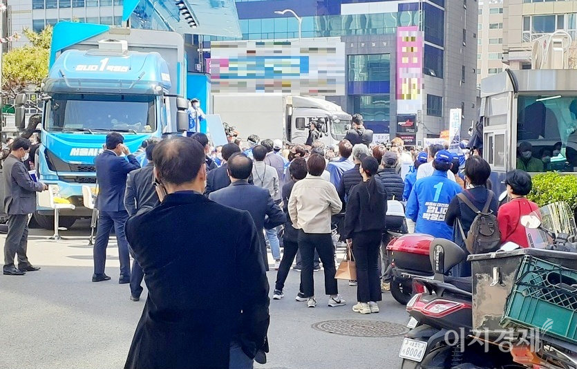 기호 1번 박영선 후보(더불어민주당) 선거원들이 서울 동작구 지하철4호선 총신대입구역과 7호선 이수역 인근에서 박 후보를 알리고 있다. 이들은 대형 스피커로 각종 구호와 노래를 송출하며서 소음 공해를 일으켰다. 아울러 유세를 듣기 위해 행인들이 유세 차량 주변에 몰리면서 통행이 어렵다. 사진=문룡식 기자