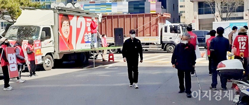 반면, 기호 12번 송명숙 후보(진보당)의 유세에는 몰린 사람이 없어, 행인들이 수월하게 걷고 있다. 사진=문룡식 기자