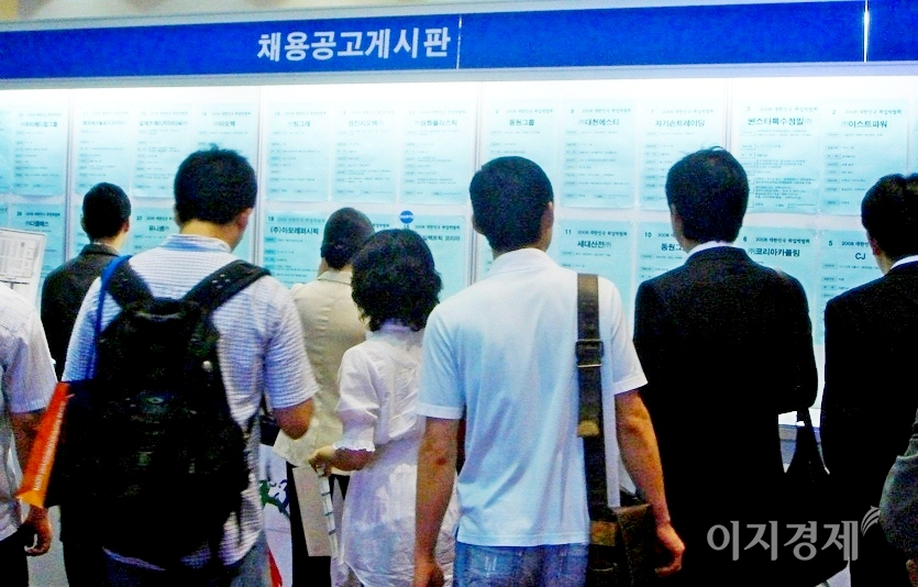 경력직 중심으로 채용 시장이 개편되면서, 신입 채용 시장이 축소될 전망이다. 서울 코엑스에서 열린 취업박람회에 취준생들이 취업공고를 살피고 있다. 사진=문룡식 기자