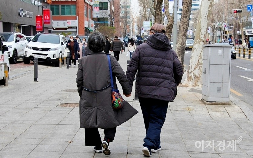 80대로 보이는 한 부부가 서울 강남 인도를 손 잡고 걷고 있다. 사진=양지훈 기자