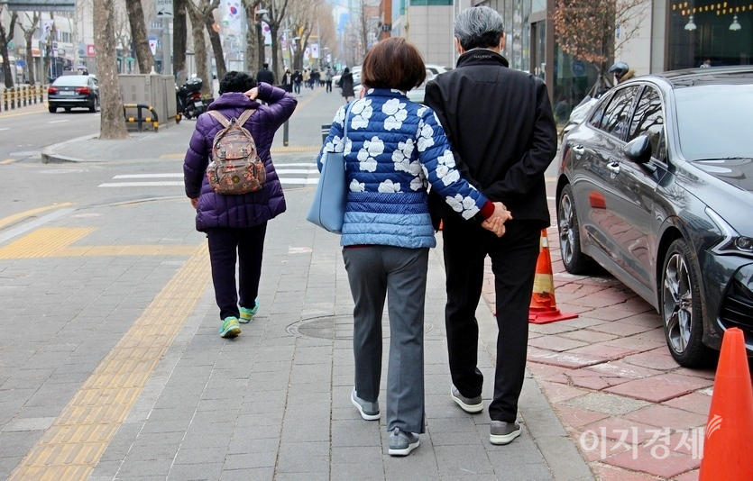60대 부부도 같은 장소를 손 잡고 걷고 있다. 사진=양지훈 기자