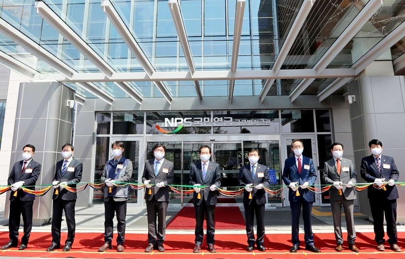 정세균(오른쪽 여섯번째) 국무총리와 권덕철(오른쪽 다섯번째) 보건복지부 장관, 김용진(왼쪽 다섯번째) 국민연금공단 이사장이 7일 전북 전주시 국민연금공단 본사에서 열린 ‘글로벌 기금관’ 준공식에서 기념 테이프를 자르고 있다. 사진=국민연금공단