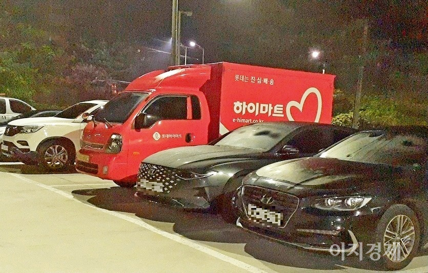 장수돌침대 배송차량과 200여미터 떨어진 공영주차장에 롯데하이마트 차량이 주차돼 있다. 사진=이민섭 기자
