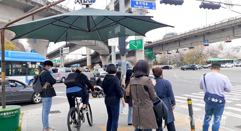 서울 서초구가 4월 들어 낮 초고 기온이 20도 초반을 찍자, 관내 그늘막을 모두 펼쳤다. (위부터)이수교차로 서초구 구간과 방배로 그늘막에서 행인들이 햇볕을 피하고 있다. 사진=김보람 기자