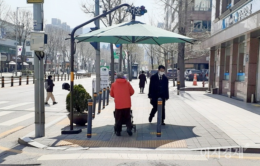 서울 서초구가 4월 들어 낮 초고 기온이 20도 초반을 찍자, 관내 그늘막을 모두 펼쳤다. (위부터)이수교차로 서초구 구간과 방배로 그늘막에서 행인들이 햇볕을 피하고 있다. 사진=김보람 기자