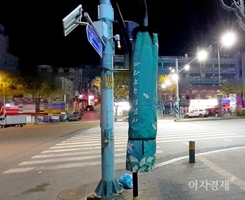 서초구보다 남쪽에 있는 성남시는 아직 그늘막을 펴지 않았다. (위부터)중원구 자혜로와 산성대로변에 있는 그늘막. 사진=김보람 기자