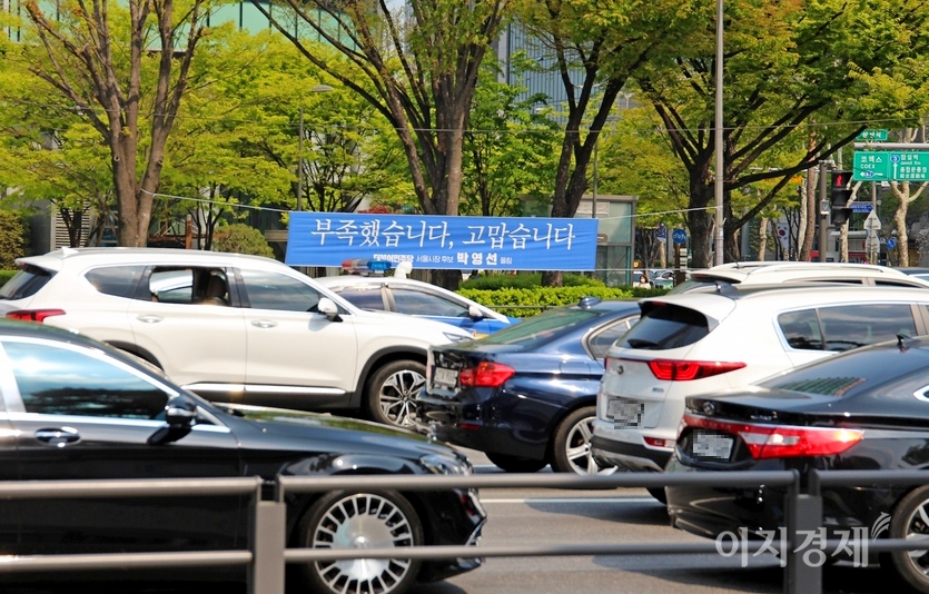 행락철을 맞아 인구 이동이 늘고, 감염병 장기화에 따른 불감증, 백신 접종에 따른 안도감 등이 사회적으로 팽배해 당분간 코로나19 확진가자 꾸준히 증가할 전망이다. 서울 삼성동 삼성역사거리. 10일 차량들이 10차선 도로를 꽉 메웠다. 사진=김보람 기자