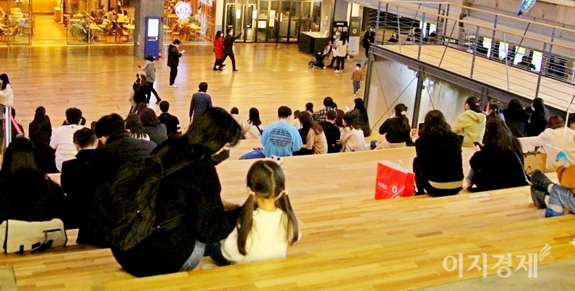 서울 삼성동 코엑스몰에 위치한 (위부터)복합상영관 계단식 벤치, 키오스크 매표소 전경과 코엑스 몰에 마련된 꽃판매 이벤트 매대에 고객이 드문드문하다. 맨 아래 사진은 지난주 복합상영관 벤치 모습. 사진=김보람 기자