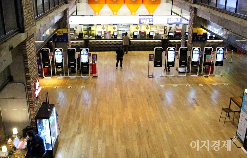 서울 삼성동 코엑스몰에 위치한 (위부터)복합상영관 계단식 벤치, 키오스크 매표소 전경과 코엑스 몰에 마련된 꽃판매 이벤트 매대에 고객이 드문드문하다. 맨 아래 사진은 지난주 복합상영관 벤치 모습. 사진=김보람 기자