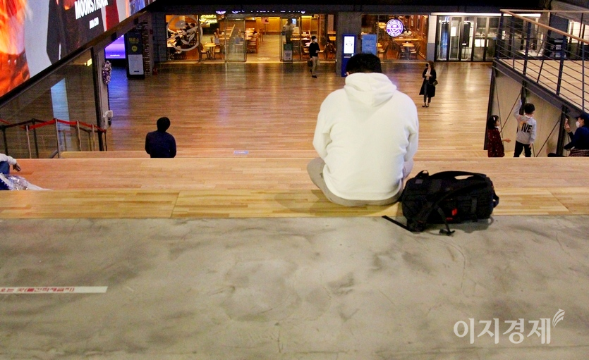 서울 삼성동 코엑스몰에 위치한 (위부터)복합상영관 계단식 벤치, 키오스크 매표소 전경과 코엑스 몰에 마련된 꽃판매 이벤트 매대에 고객이 드문드문하다. 맨 아래 사진은 지난주 복합상영관 벤치 모습. 사진=김보람 기자