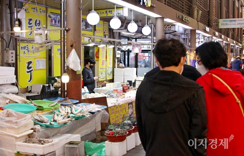 같은 날 경기도 성남시 현대시장 모습. 상대적으로 공간이 밀폐되지 않아 주말을 맞아 장을 찾은 고객들이 많다. 사진=김보람 기자