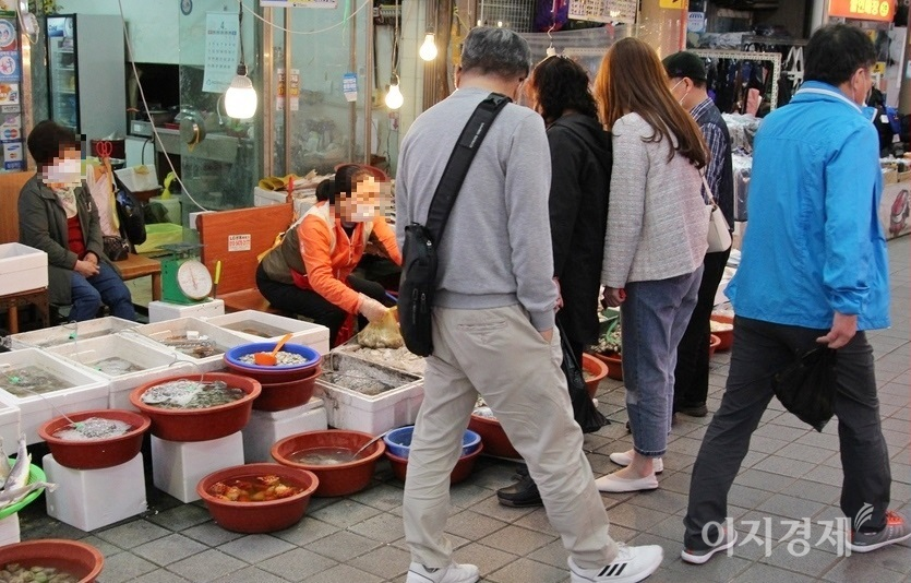 같은 날 경기도 성남시 현대시장 모습. 상대적으로 공간이 밀폐되지 않아 주말을 맞아 장을 찾은 고객들이 많다. 사진=김보람 기자