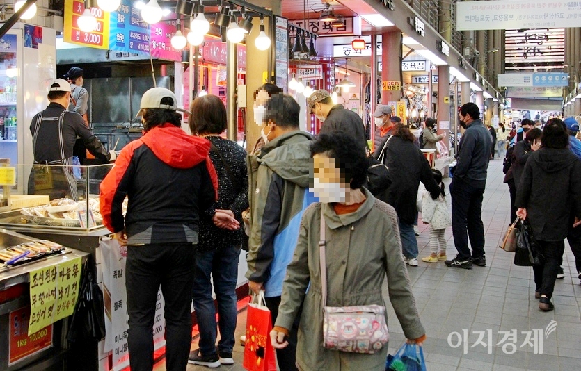 (위부터)현대시장에 자리한 생선가게와 두부가게도 문을 열었다. 지난해 코로나19 1차 확산기인 3월 28일 두부가게는 문을 열이 않았다. 사진=김보람 기자