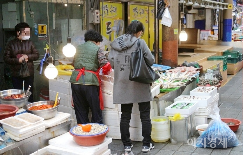 (위부터)현대시장에 자리한 생선가게와 두부가게도 문을 열었다. 지난해 코로나19 1차 확산기인 3월 28일 두부가게는 문을 열이 않았다. 사진=김보람 기자