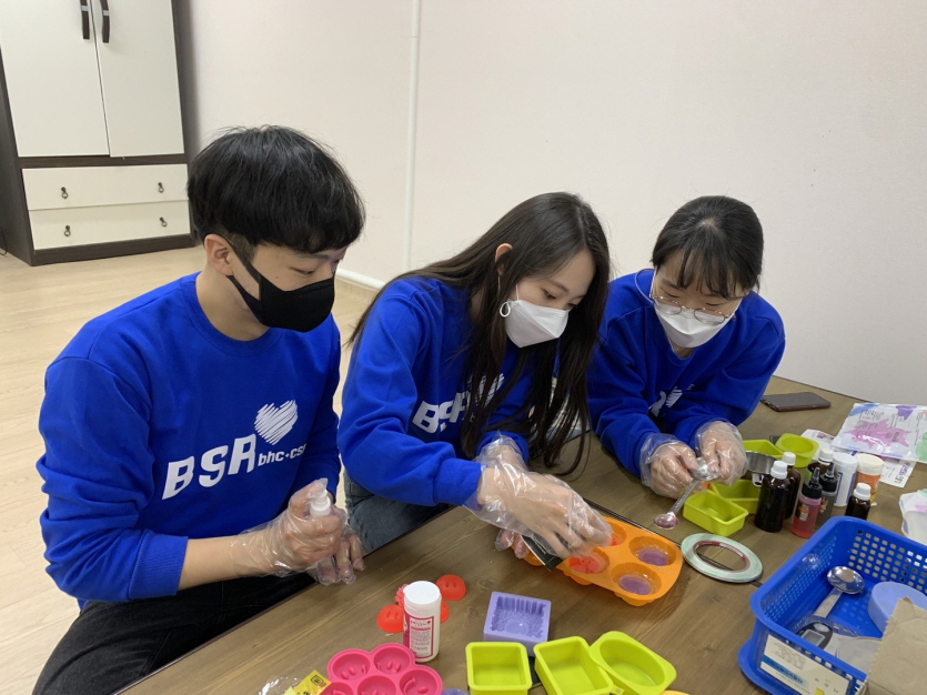 bhc치킨 해바라기 봉사단 5기 2조는 4월 9일 서울 성동구 다정노인복지센터에서 카네이션 천연비누 제작 봉사 활동을 펼쳤다. 사진=bhc치킨