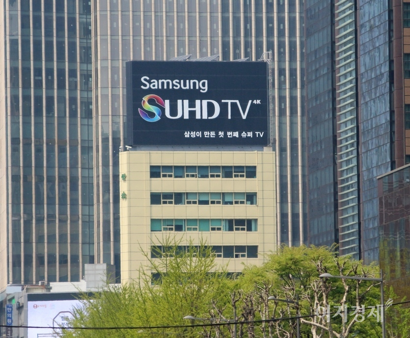 삼성전자의 1분기 실적은 반도체부문이 저조했으나, IT와 모바일, 가전부문이 견인했다. 삼성전자의 서울 광화문 홍보판. 사진=이민섭 기자