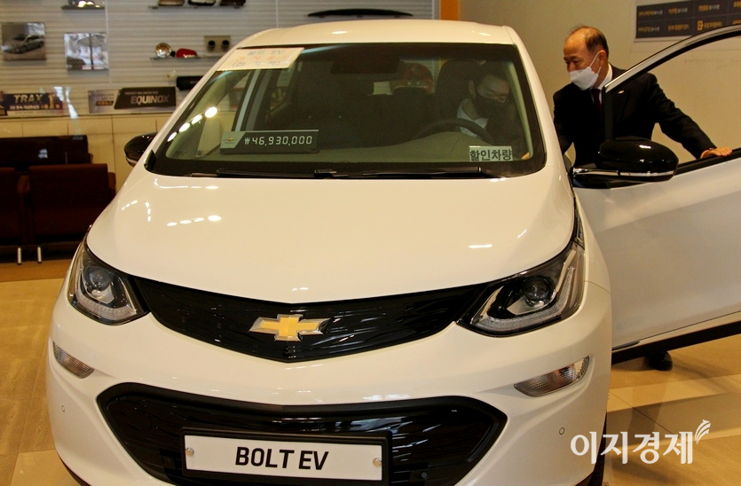 한국GM은 볼트 EV의 SUV 트림도 도입한다. 사진은 볼트 EV. 사진=정수남 기자