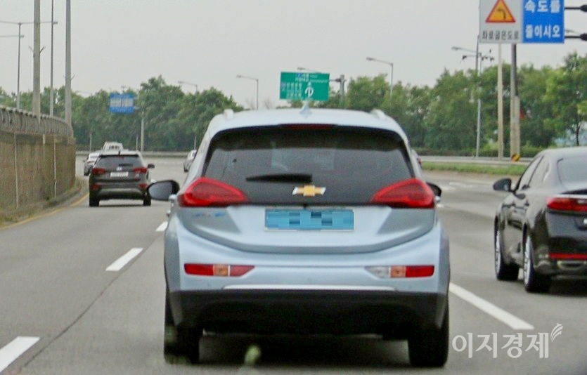 한국GM은 볼트 EV의 SUV 트림도 도입한다. (위부터)박노진 대표가 본지 이민섭 기자에게 볼트 EV에 대해 설명하고 있다. 아래는 서울 강변북로를 달리는 볼트 EV. 사진=정수남 기자