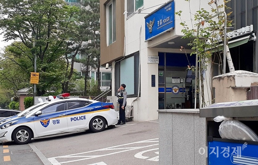 서울 방배경찰서 이수파출소 앞 모습이다. 출입문 옆에서 한 경찰관이 커피를 마시면서 담배를 피우고 있다. 바로 옆은 방배본동 주민센터 출입구다. 이곳에 근무하는 경찰은 낮 시간에도 이곳에서 담배를 피운다. 경찰이 공공의 적인 셈이다. 이수파출소의 흡연구역을 다른 장소로 옮겨야 한다는 게 일부 주민의 지적이다. 사진=문룡식 기자