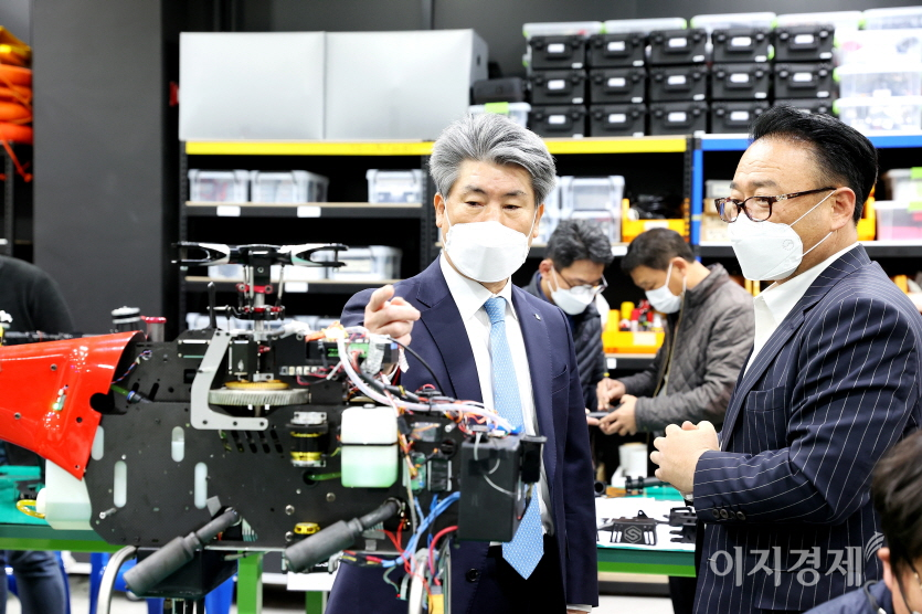 윤종원(왼쪽) IBK기업은행장이 13일 드론 관련 기업 숨비를 방문해 현장을 둘러보고 있다. 사진=IBK기업은행