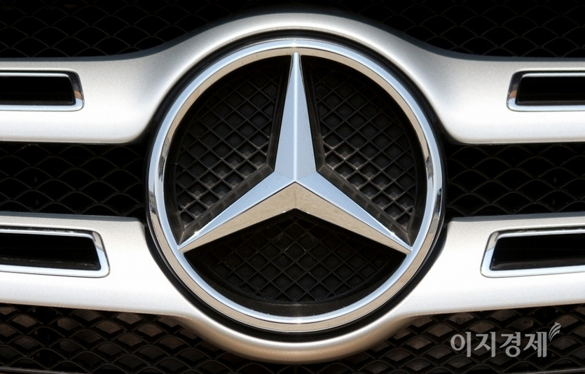 삼각별 엠블럼 벤츠가 지난해 한국에서 주춤했지만 1682억원의 배당금을 가져가면서 눈총을 받고 있다. 사진=이민섭 기자