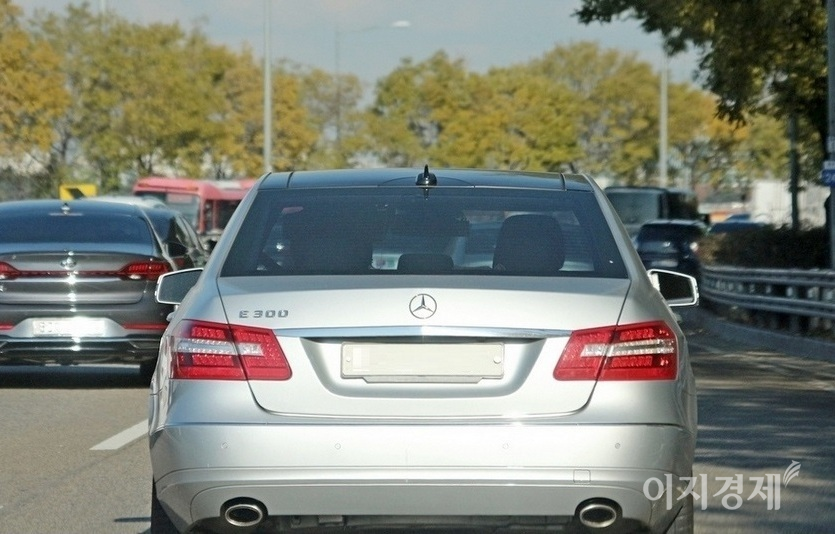 벤츠코리아는 올해 대형 세단 7세대 S클래스와 전기차 등을 대거 출시하고, 수익성 개선에 나선다. 수입차 인기 모델인 벤츠 E시리즈. 사진=이민섭 기자