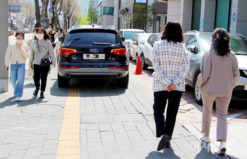 아우디의 최고급 스포츠유틸리차량(SUV) Q7이 서울 서초구 방배로 인도 한 복판에 주차해 있다. 행인들이 Q7을 피해 어렵게 인도를 걷고 있다. Q7의 가격은 9163만원부터 1억1040만원이다. 사진=이민섭 기자