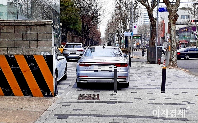 2아우디의 3000㏄ 디젤 세단A8L 4륜구동이 아우디 공식딜러인 태안모터스 전시장 앞 인도에 주차해 있다. A8L 디젤 4륜구동의 차량 가격은 1억4696만원으로 동급의 디젤 세단 제네시스 GV80의 가격(6460만원)보다 2.3배 높다. 사진=이민섭 기자