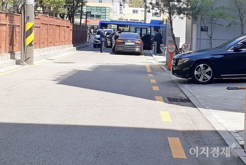 5일 오전 7시 40분경. 태안모터스 옆을 지나는 방배로에서 주도로인 왕복 4차로 방배로로 나가는 길에 기아차 스포티지와 아우디 고급 세단 A6가 멈춰 있다. 사고일까? 이니다. 태안모터스 방배전시장이 사후서비스(AS)센터까지 겸하고 있어, 입고되는 고객 차량이다. 태안모터스 직원 5명이 골목에서 차량 도어를 모두 열고 있어서 스포티지가 진행을 하지 못하고 한참을 멈춰있다. 이로 인해 차도와 인도 구분이 없는 도로에서 행인이 이들 차량을 피해 간신히 걷고 있다. 사진=이민섭 기자