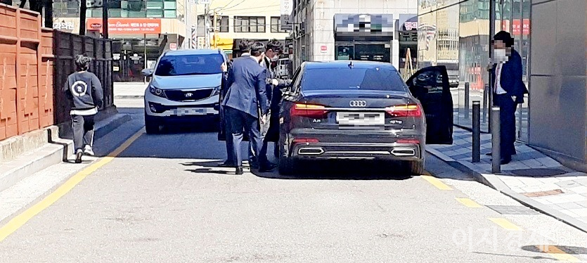 5일 오전 7시 40분경. 태안모터스 옆을 지나는 방배로에서 주도로인 왕복 4차로 방배로로 나가는 길에 기아차 스포티지와 아우디 고급 세단 A6가 멈춰 있다. 사고일까? 이니다. 태안모터스 방배전시장이 사후서비스(AS)센터까지 겸하고 있어, 입고되는 고객 차량이다. 태안모터스 직원 5명이 골목에서 차량 도어를 모두 열고 있어서 스포티지가 진행을 하지 못하고 한참을 멈춰있다. 이로 인해 차도와 인도 구분이 없는 도로에서 행인이 이들 차량을 피해 간신히 걷고 있다. 사진=이민섭 기자