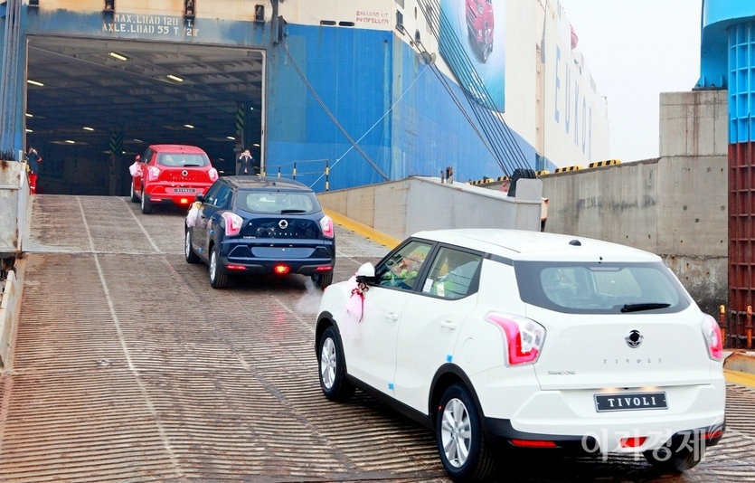 수출입물가가 원·달러 환율과 국제유가 상승의 영향으로 지난해 12월부터 지난달까지 내리 올랐다. 쌍용차 티볼리 평택항 선적 장면. 사진=문룡식 기자