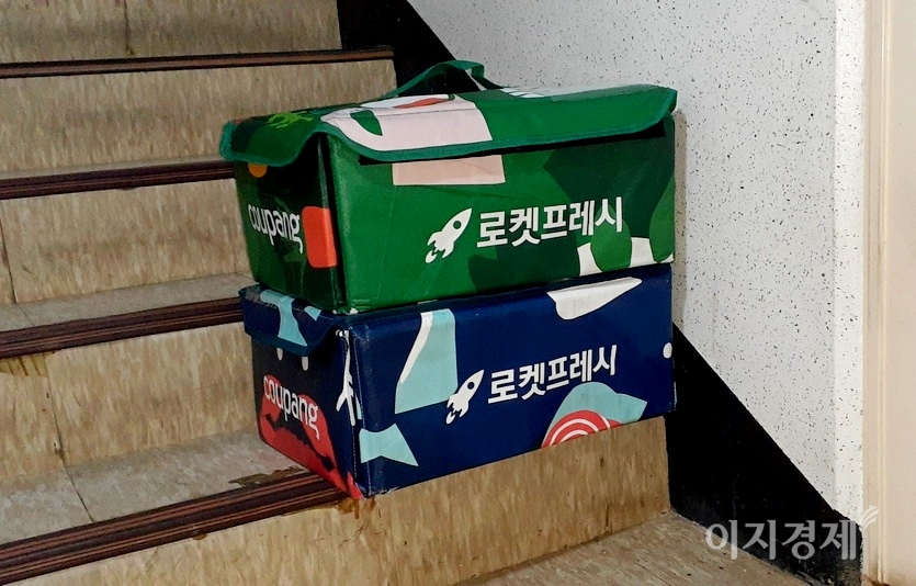 로켓배송을 표방하고 있는 쿠팡은 최근 들어 골판지 박스를 버리고, 다회 사용 가능한 전용 배송 가방을 자체 제작해 사용하고 있다. 사진=양지훈 기자
