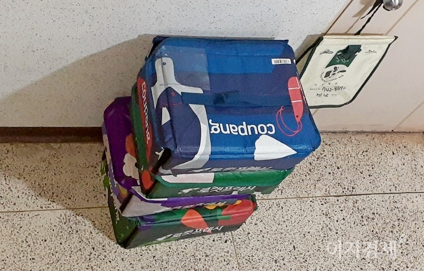 로켓배송을 표방하고 있는 쿠팡은 최근 들어 골판지 박스를 버리고, 다회 사용 가능한 전용 배송 가방을 자체 제작해 사용하고 있다. 사진=양지훈 기자