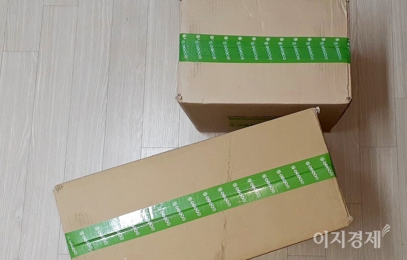 생협이 운영하는 신선식품 브랜드 오아시스도 친환경을 표방하고 있지만, 2% 부족하다. 골판지 박스에 박스테이프를 덕지덕지 붙였기 때문이다. 마켓컬리는 종이 테이프를 사용하고 있다. 사진=양지훈 기자