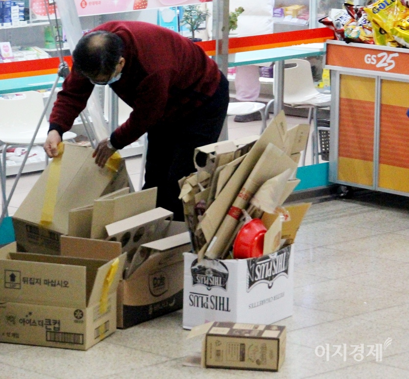 정부는 골판지 박스에 붙은 테이프로 박스 재활용이 어렵게 되자, 2019년부터 대형마트 포장대에 포장용 박스테이프비치를 금지했다. 아울러 올해부터는 각 가정에서 빈 박스를 분리배출할 때는 박스테이프와 택배 스티커 등을 제거토록 규정을 바꿨다. GS25 점주가 박스테이프를 제거하고 있다. 사진=양지훈 기자