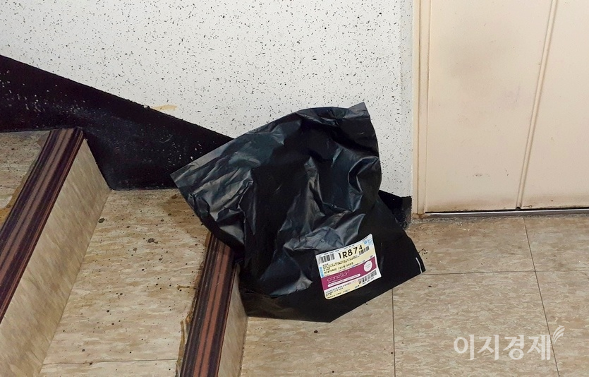 다만, 여전히 많은 업제들이 재활용이 어렵게 비닐봉투에 택배스티커를 붙여 물품을 배달하고 있다. 사진=양지훈 기자