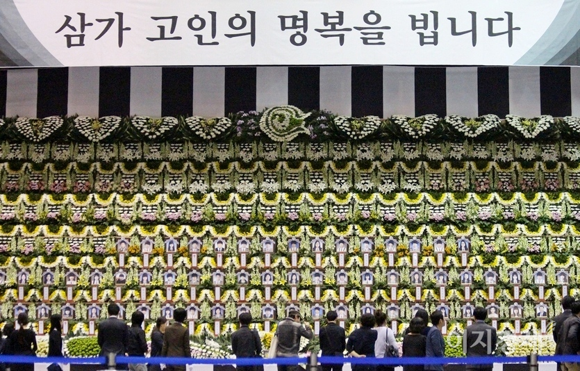 세월호가 침몰한 지난해 4월 16일 이튿날 경기도 안산올림픽기념관에 설치된 분양소 모습. 사진=김보람 기자16일은 세월호 참사 7주기다.