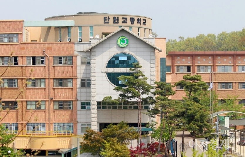 17일 단원고등학교 전경. 창문이 닫힌 2층과 3층이 단원고 2학년 학생들이 사용하던 교실이다. 단원고 정문에도 조문객이 놓고 간 국화와 쪽지, 선물 등이 가득하다. 한 30대 여성이 눈을 붉히고 국화와 쪽지 등을 바라보고 있다. 사진=김보람 기자