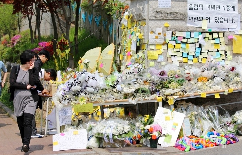 17일 단원고등학교 전경. 창문이 닫힌 2층과 3층이 단원고 2학년 학생들이 사용하던 교실이다. 단원고 정문에도 조문객이 놓고 간 국화와 쪽지, 선물 등이 가득하다. 한 30대 여성이 눈을 붉히고 국화와 쪽지 등을 바라보고 있다. 사진=김보람 기자