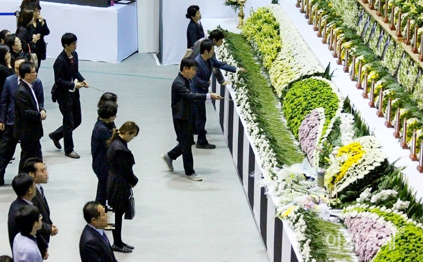 당시 서울지하철 4호선 고잔역과 분향소까지 임시 버스를 운행했다. 전국에서 몰려온 조문객들이 버스를 타고 있고, 분향소에서 조문하고 있다. 사진=김보람 기자