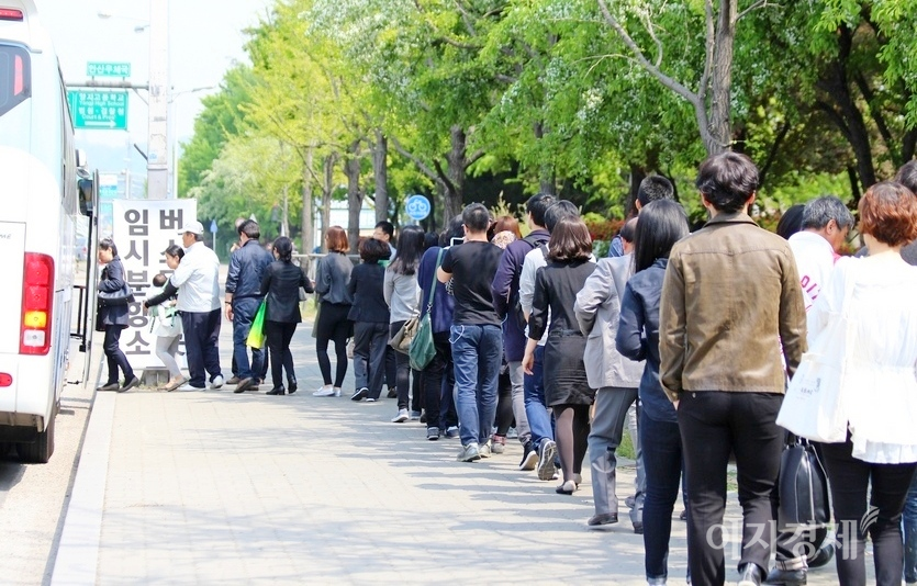 당시 서울지하철 4호선 고잔역과 분향소까지 임시 버스를 운행했다. 전국에서 몰려온 조문객들이 버스를 타고 있고, 분향소에서 조문하고 있다. 사진=김보람 기자