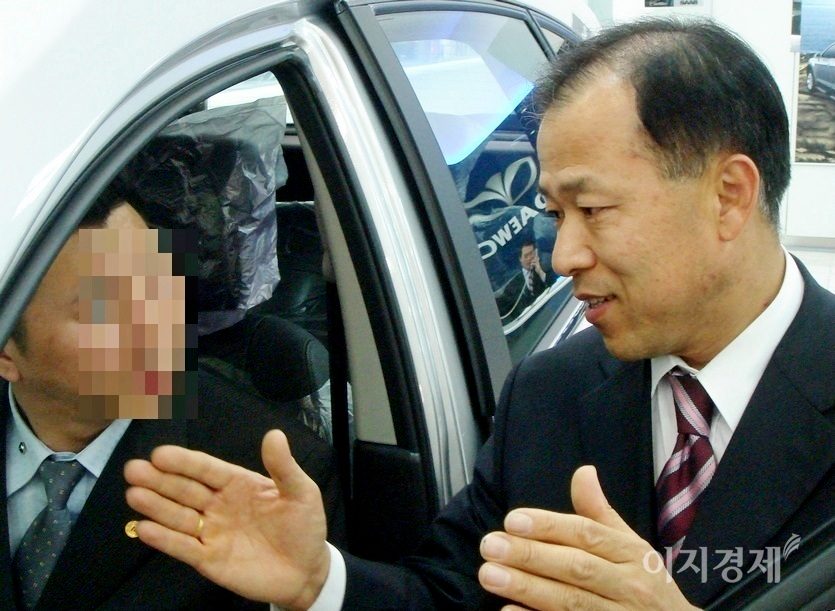 자동차 판매도 비대면 판매가 나타나고 있지만, 여전히 대면 판매가 주를 이루고 있다. 인터넷 등에서 각종 차량 정보를 확인하고 전시장을 찾은 한 30대 남성 고객에게 쉐보레동서울대리점 박노진(오른쪽) 대표가 추가로 차량에 대해 설명하고 있다. 사진=정수남 기자