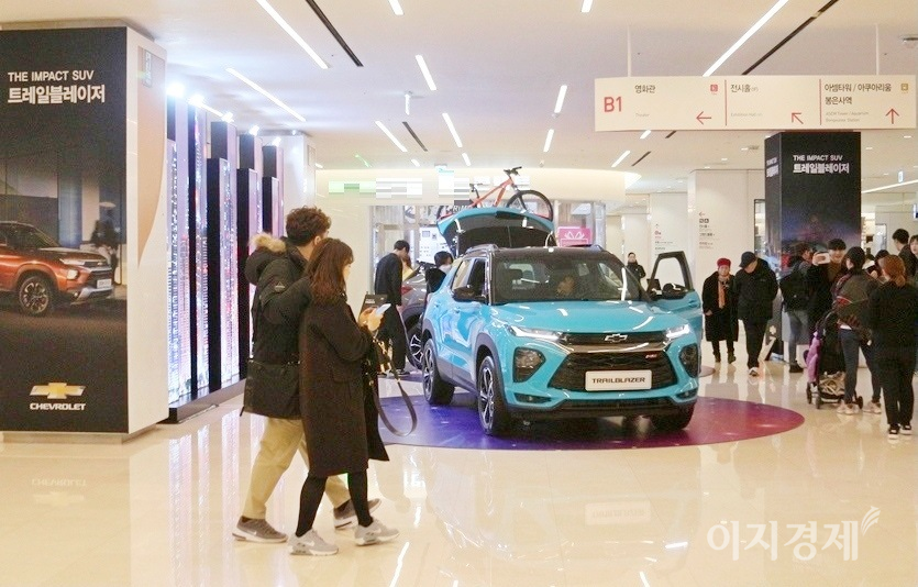 산업계 전반에 비대면이 트렌드로 자리했지만, 여전히 대면 마케팅도 유효하다. 지난해 1월 20일 국내 첫 코로나19 확진자가 나온 당시 출시된 쉐보레 트레일블레이저가 서울 삼성동 코엑스에 전시됐다. 사진=정수남 기자