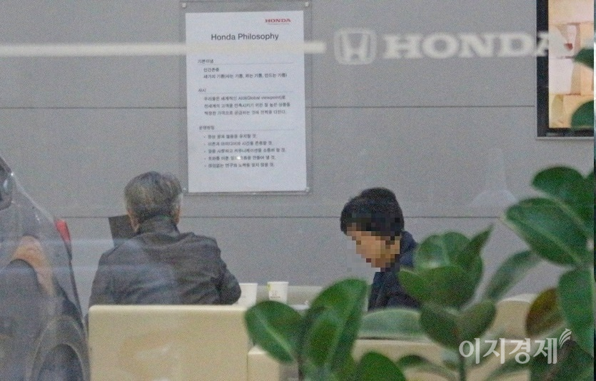 인네넷 세대인 2030 세대에는 비대면 판매가 유효하지만, 5060 세대는 여전히 대면 판매를 선호하고 있다. 한 60대 부부가 혼다의 서울청담전시장을 찾았다. 사진=정수남 기자