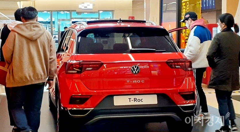 폭스바겐도 최근 신형 티록을 온라인에서 판매했지만, 결국 오프라인 마케팅으로 승부했다. 코엑스에 전시된 티록. 사진=정수남 기자