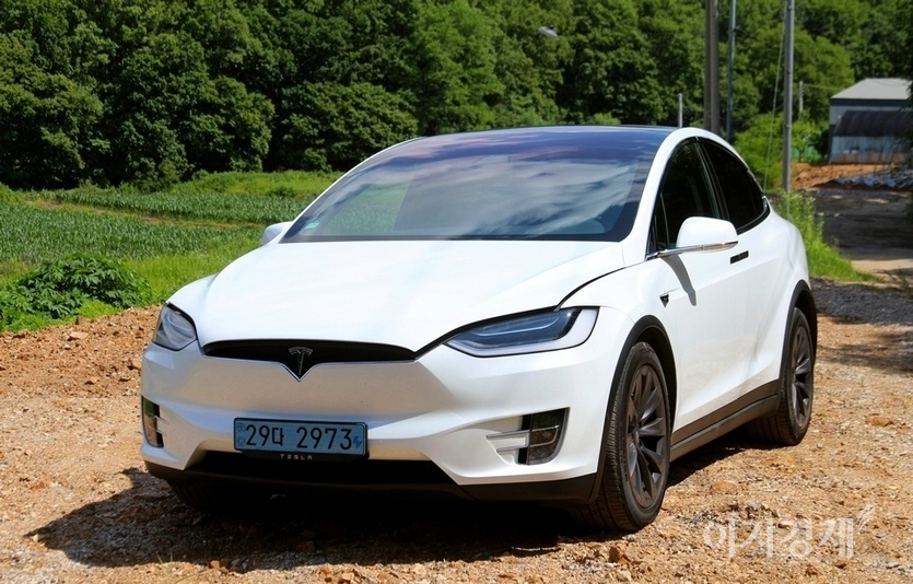 현재 전기차가 대세지만, 정부의 구매보조금 없이 구매가 사실상 어렵다. 1억원을 넘어 구매보조금 혜택이 없는 테슬라 모겔X. 사진=정수남 기자