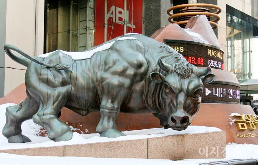 증권업계는 지난해 코로나19 대확산으로 사상 최고 실적을 기록했다. 상승장을 의미하는 황소상이 서울 여의도 금융투자협회 사옥 앞에서 지난 겨울 내린 많은 눈을 맞고 꿋꿋이 버티고 있다. 사진=양지훈 기자