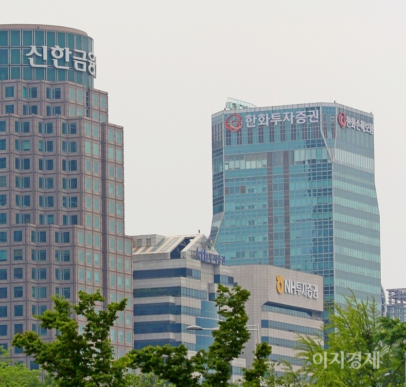 지난해 주가 상승에 따라 ‘동학개미’로 불리는 개인 투자자가 급증하면서 증권사들은 많은 수수료 수익을 올렸다. 서울 여의도 증권가. 사진=양지훈 기자